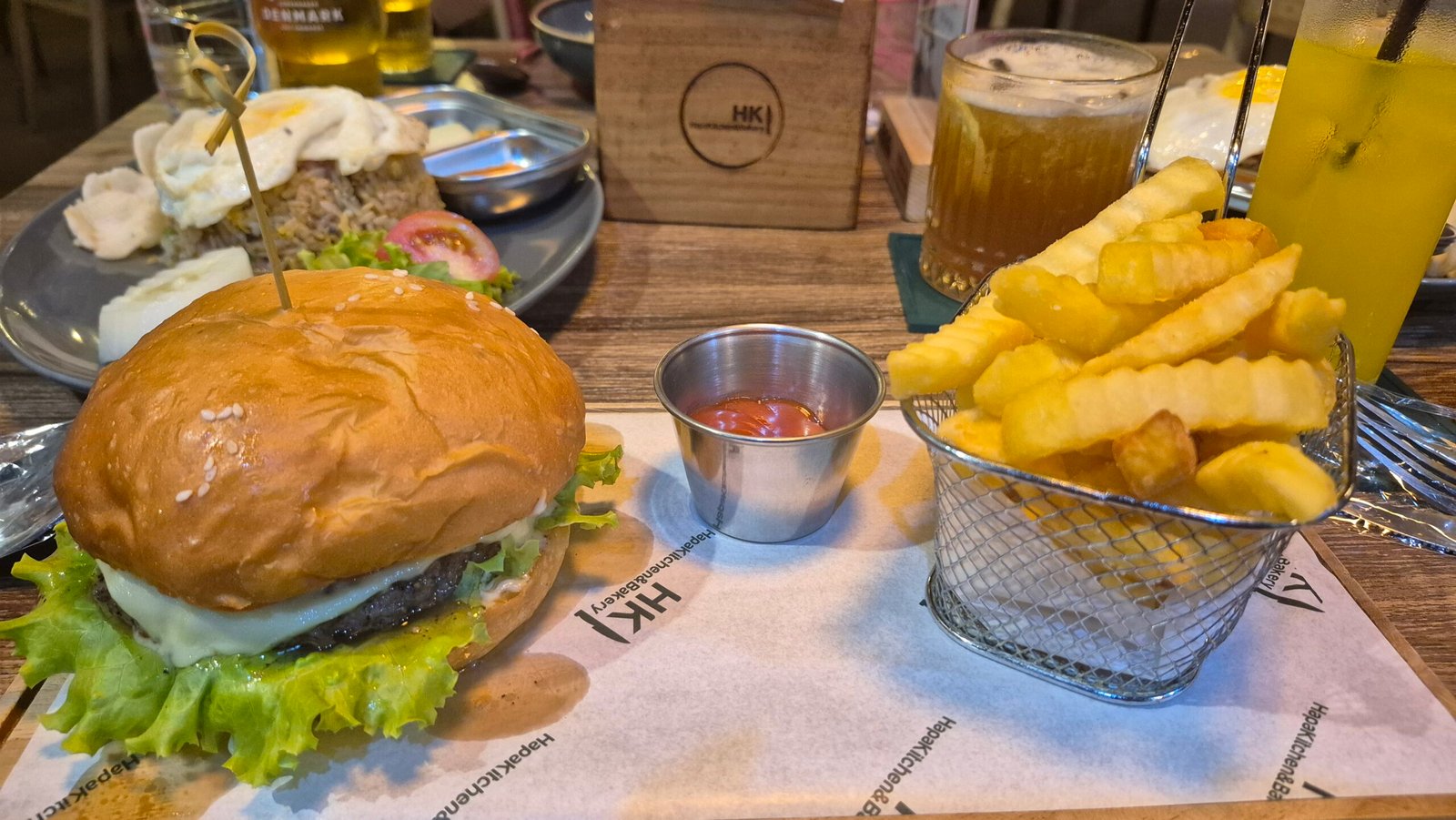 하파 키친 & 베이커리 (Hapa Kitchen and Bakery): 모던한 요리 여행지, 마나도의 특별한 감각을 담다