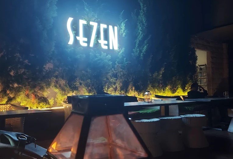 세븐 바 & 라운지 (Se7en Bar and Lounge) : 마나도의 밤, 세븐 라운지와 함께 더욱 빛나게