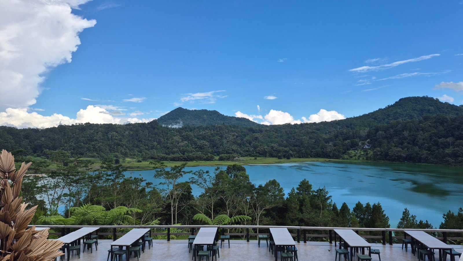 리노우 호수 (Lake Linow) : 맑은 공기와 아름다운 풍경